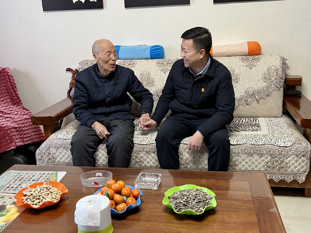 县委副书记、县长马巍走访慰问老干部